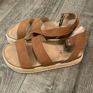 Girls sandals size 4 fit more like 5 or 5.5